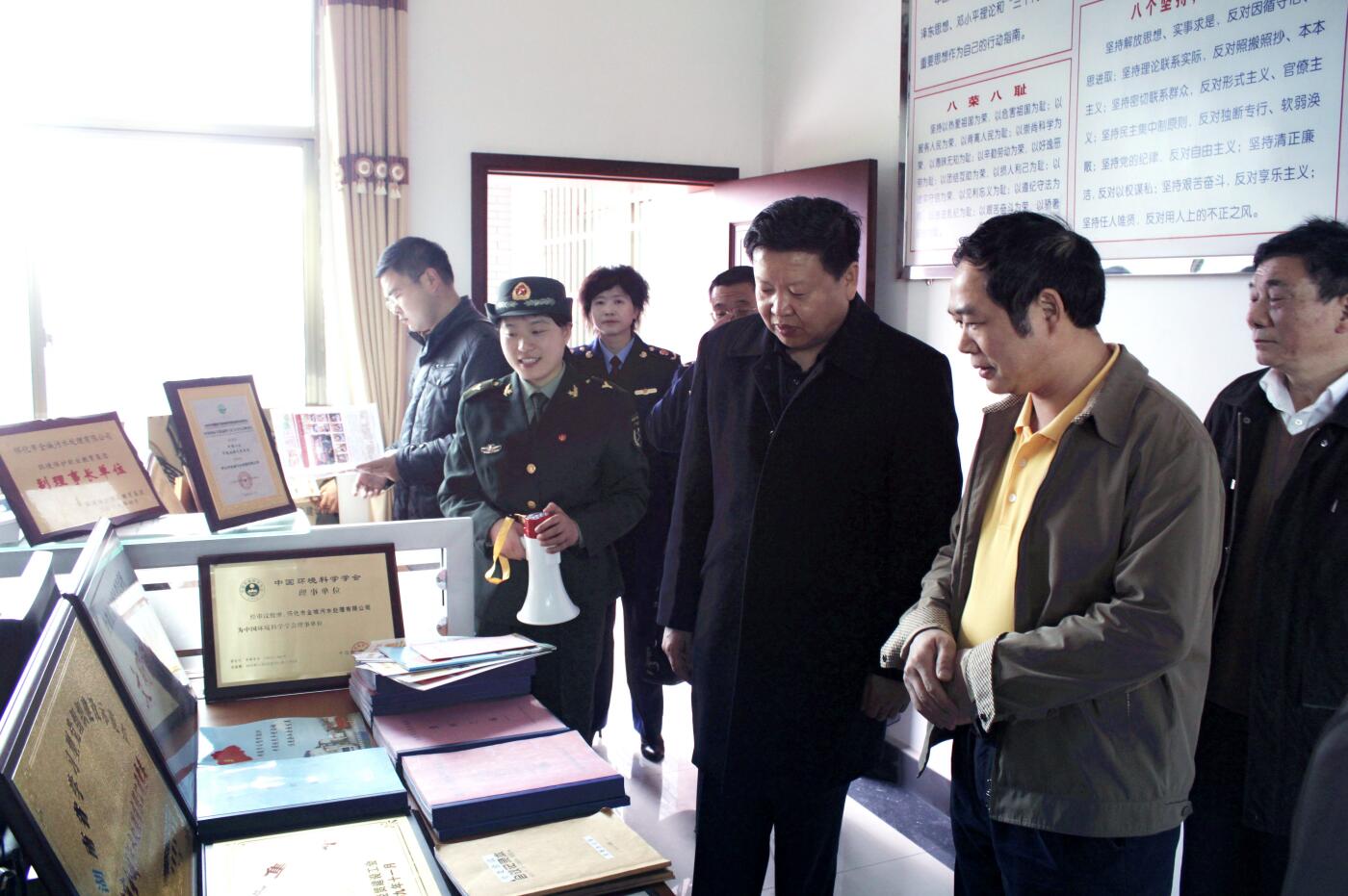2011年3月，國(guó)家工商局總局個(gè)體司司長(zhǎng)李玉家受中央組織部委托視察公司黨建工作.JPG