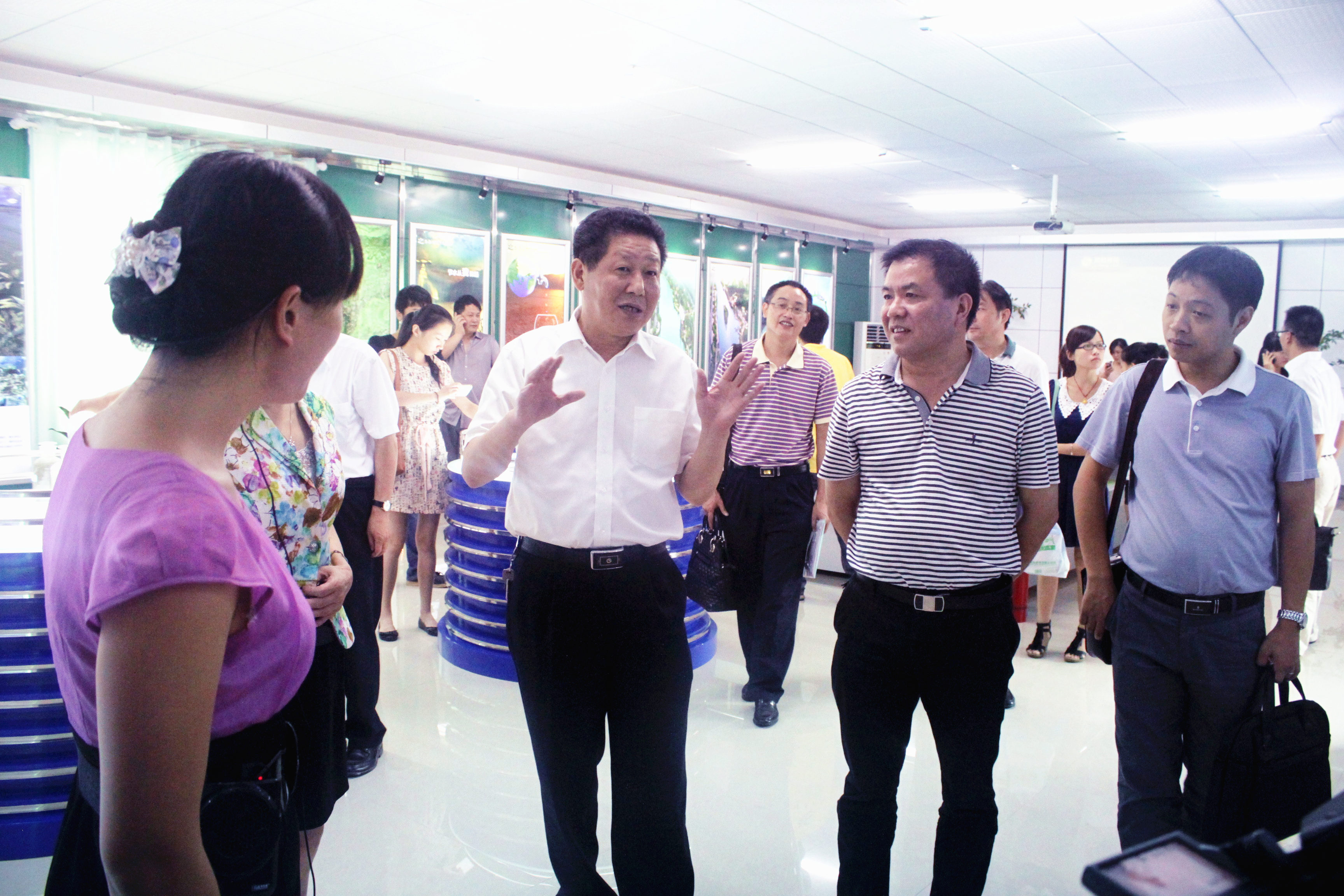 2012年8月，省委宣傳部紀(jì)檢組長(zhǎng)肖君華在時(shí)任市委常委，宣傳部部長(zhǎng)錢(qián)德喜的帶領(lǐng)下蒞臨公司視察.JPG