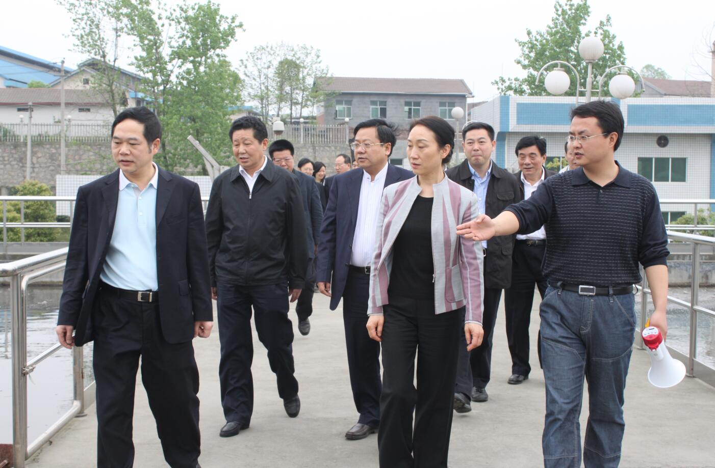 2011年4月，省政協(xié)主席，時(shí)任省委常委、統(tǒng)戰(zhàn)部部長(zhǎng)李薇薇來(lái)公司視察.JPG